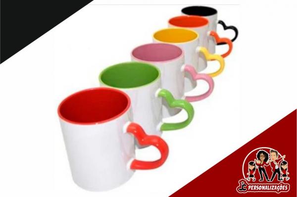 CANECA PORCENALA C/ ALÇA CORAÇÃO E INTERIOR COLORIDO